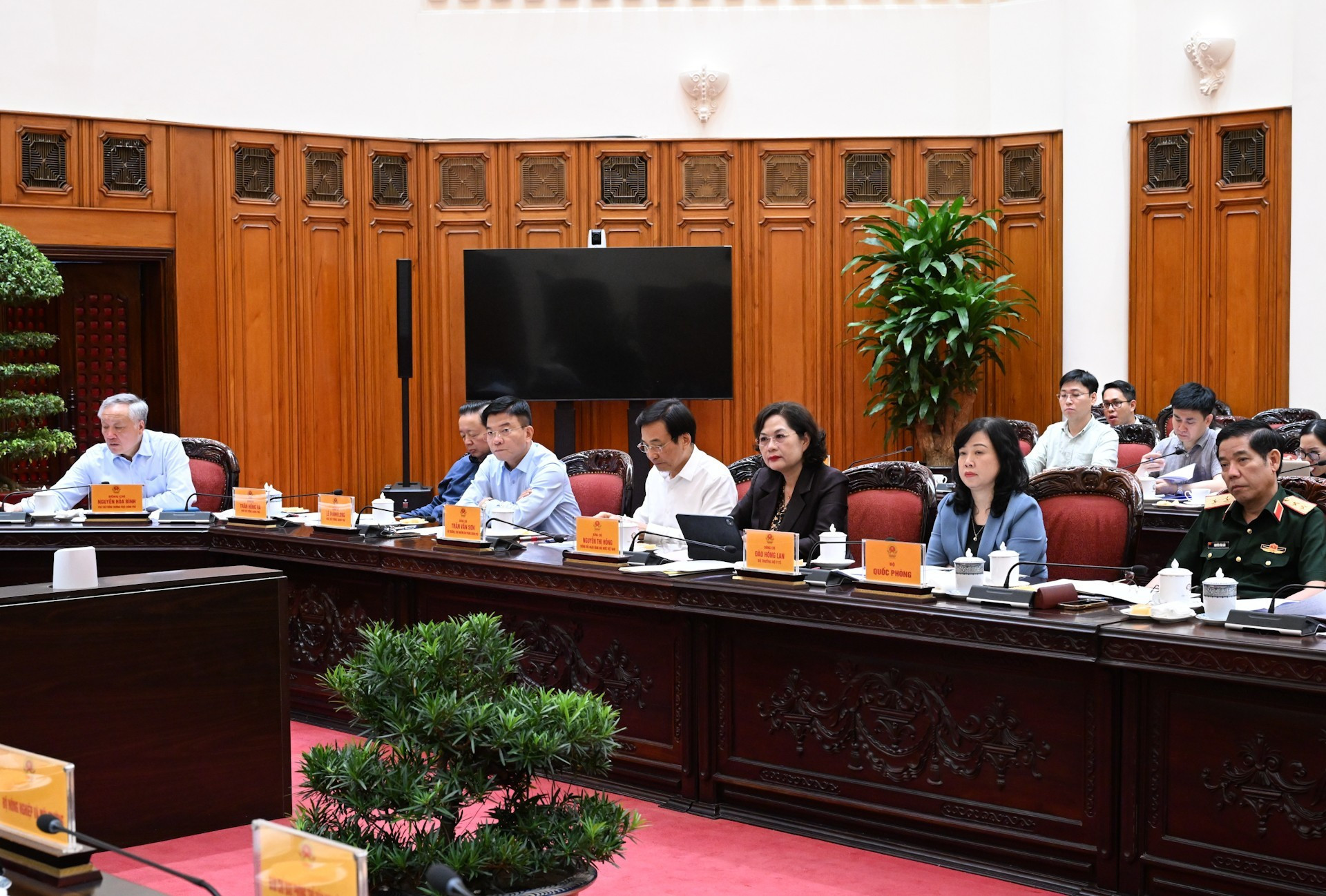 Étaient également présents Tran Cam Tu, membre du Bureau politique et membre permanent du Secrétariat ; les vice-Premiers ministres ; les dirigeants de plusieurs ministères, services, agences centrales ; et plusieurs groupes économiques clés de l’État. 4.jpg