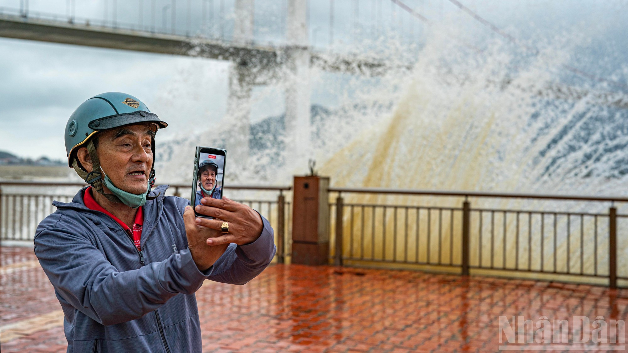 À certains moments, les colonnes d’eau atteignaient des hauteurs spectaculaires. 8.jpg