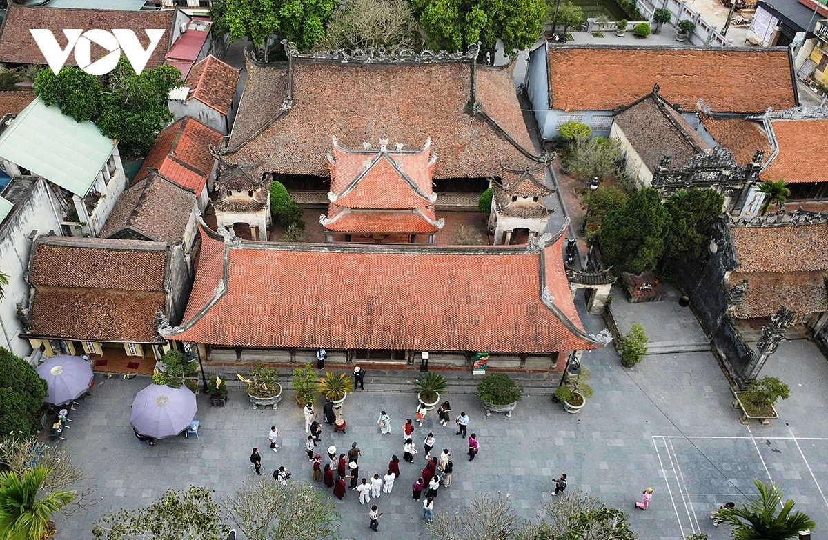 Le village ancien de Hung Lo (quartier de Van Phu, province de Phu Tho) est situé sur une rive de la pittoresque rivière Lo. Le complexe historique et culturel du temple Hung Lo s'étend sur une superficie de 5 000 mètres carrés. Photo : VOV.