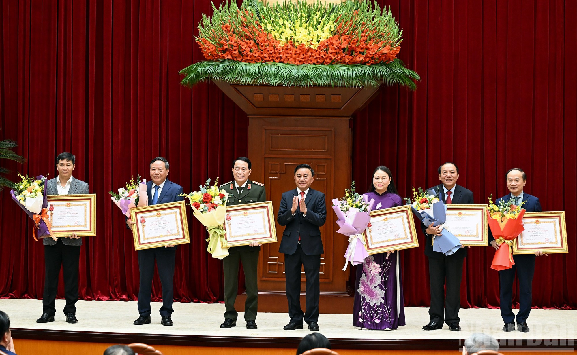 Tran Cam Tu (au centre) remet l’Ordre du Travail de première classe du président de la République aux unités ayant accompli des réalisations exceptionnelles en matière de conseil, d'organisation et de service du XIVe Congrès du Parti. Photo : NDEL