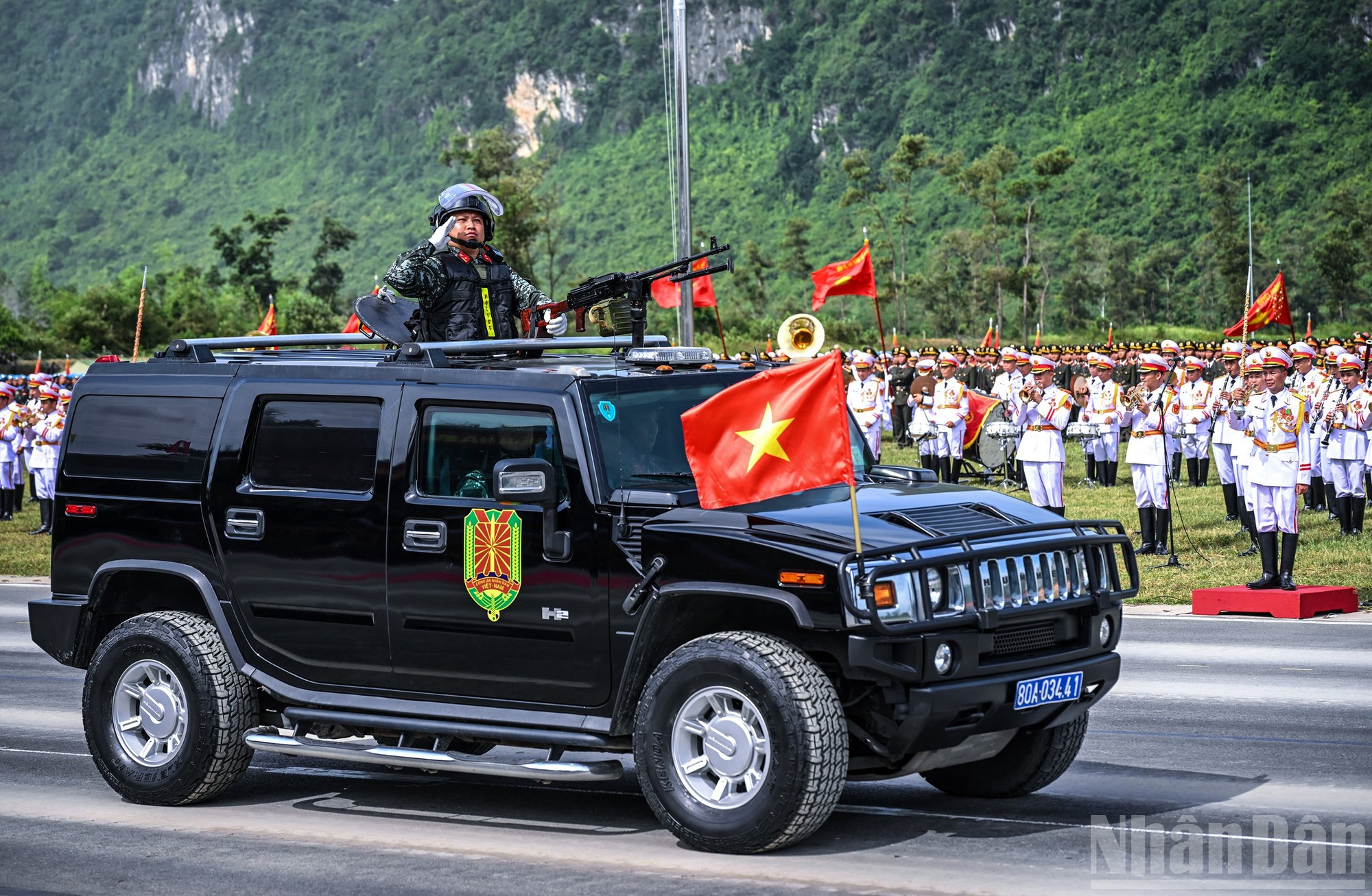 Les forces de police impressionnent avec leur formation composée de véhicules spécialisés : véhicules de commandement du trafic, blindés pare-balles, véhicules amphibies multifonctions, illustrant leur capacité à répondre à toute situation, qu’il s’agisse de sécurité publique, de sauvetage ou de secours. 18.jpg