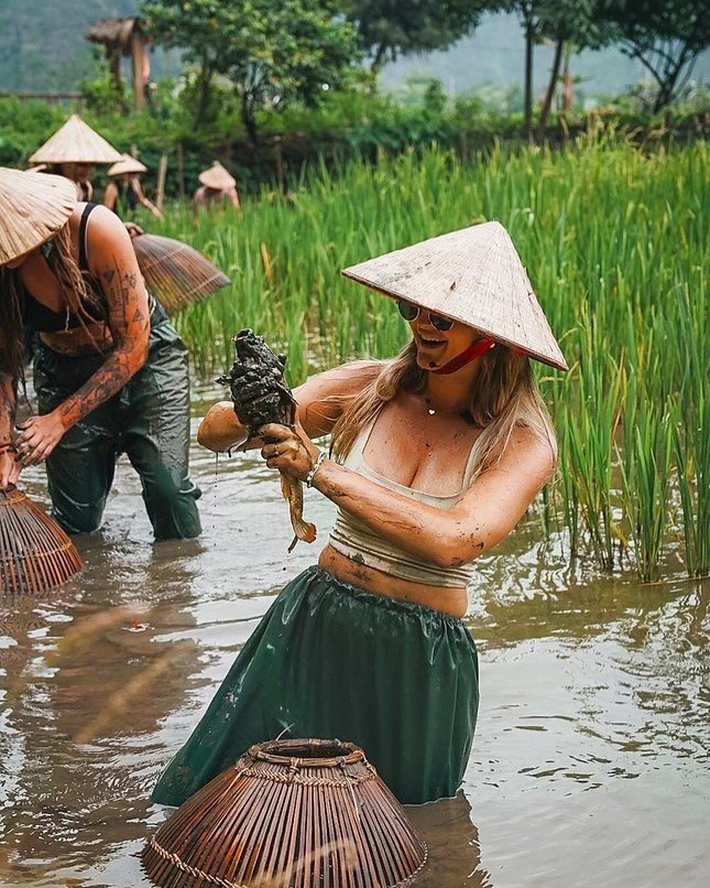 Sarah Horáková, Miss amicale de la République tchèque 2025, en séjour à Hang Trâu, enthousiaste à l’idée de pêcher avec une nasse traditionnelle en début d’année. Photo : Sarah Horáková. nb4.jpg