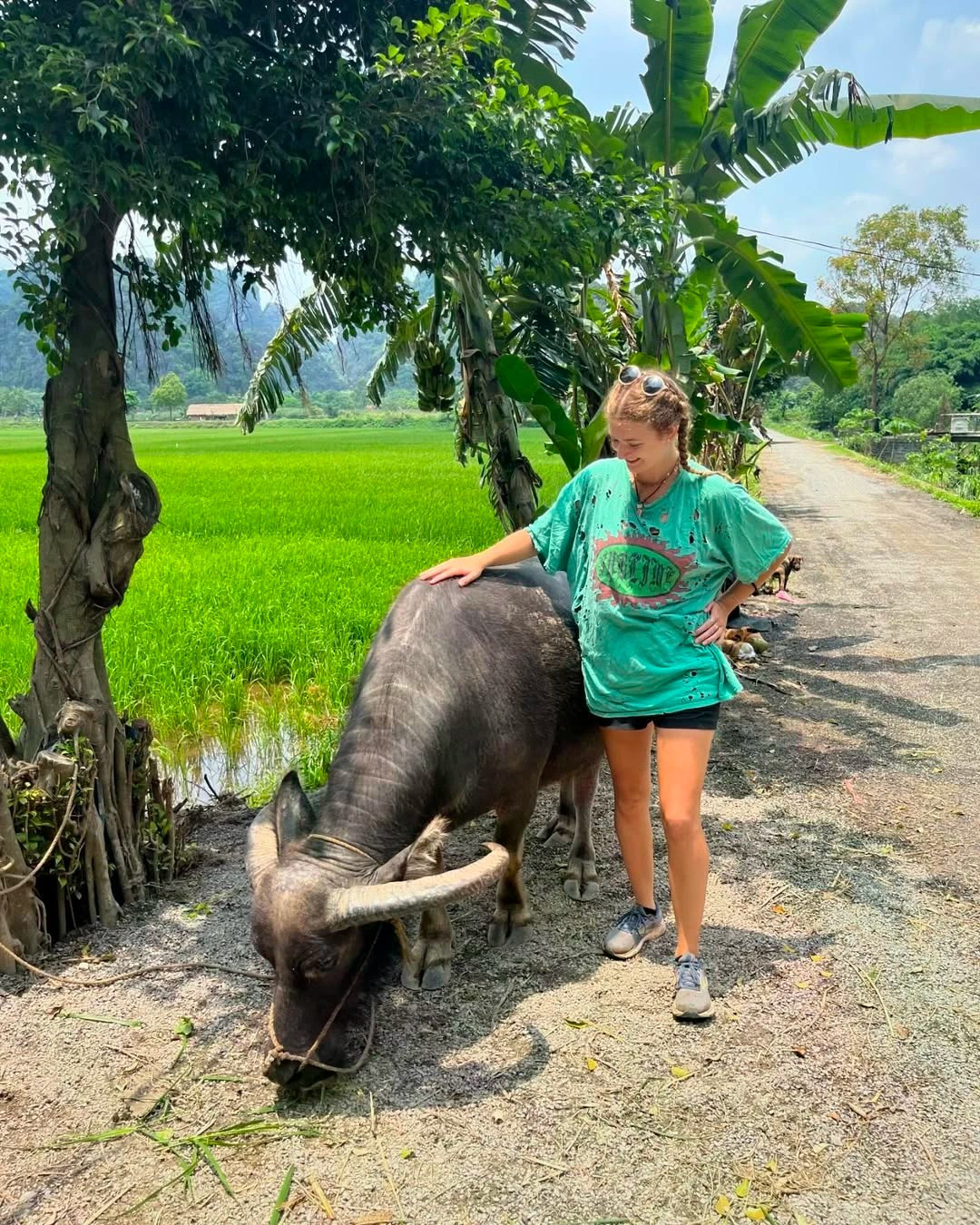Une touriste russe pose avec un buffle rencontré durant le circuit. Photo : Amelia. nb2.jpg