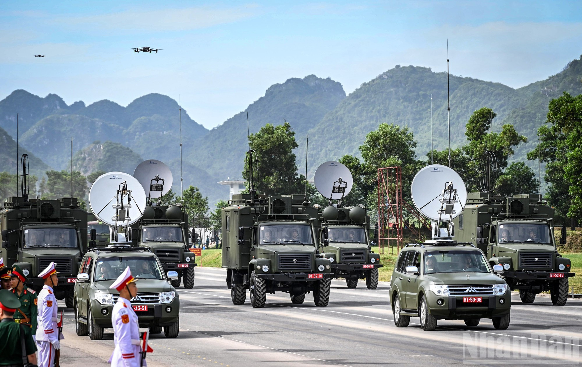 Un ensemble de matériels de communication satellitaire et radio des troupes de transmissions est également présenté. 11.jpg