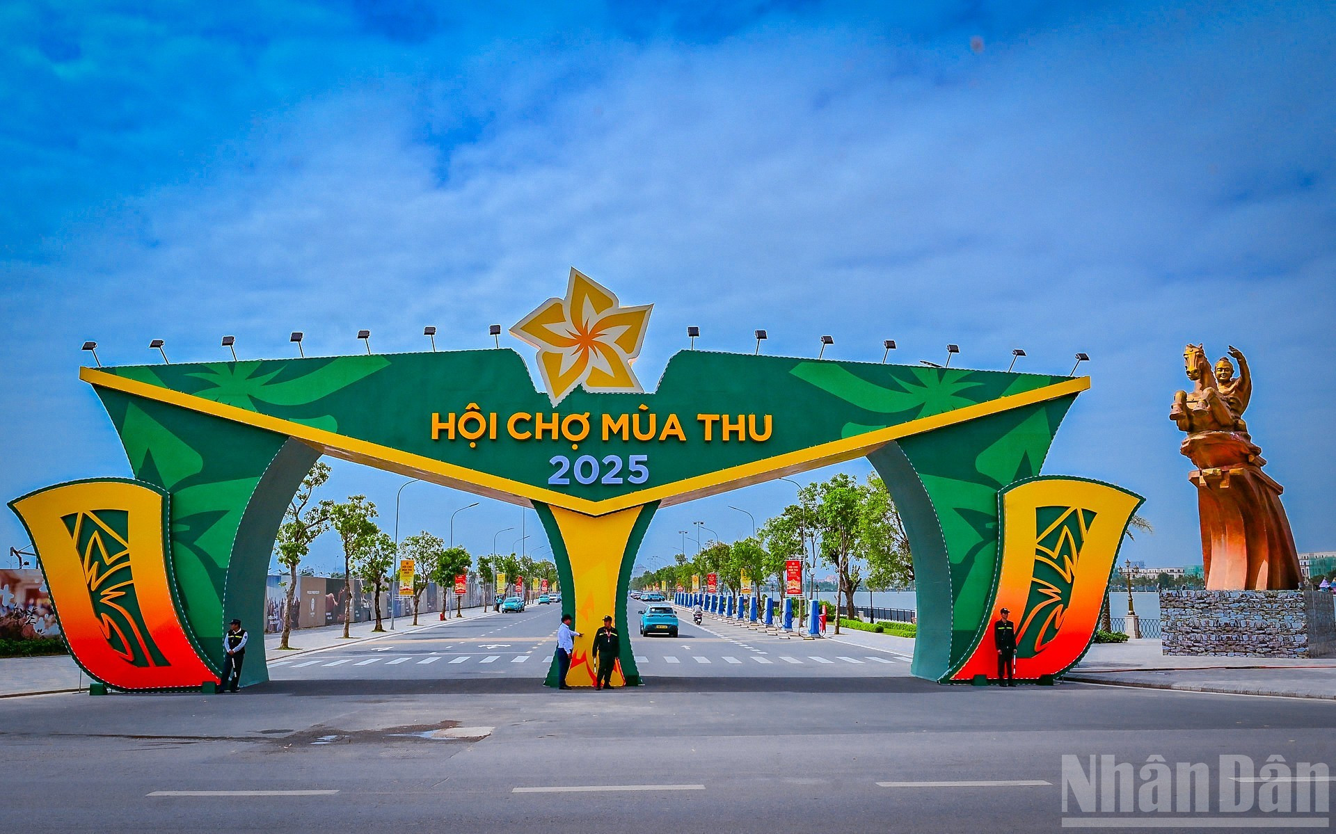 Selon le ministère de l’Industrie et du Commerce, la première édition de la Foire d’Automne 2025 a suscité un écho très positif au sein de la société. L’événement a contribué à valoriser les produits vietnamiens tout en renforçant l’image, la position et le prestige du Vietnam sur la scène internationale. Photo : NDEL.