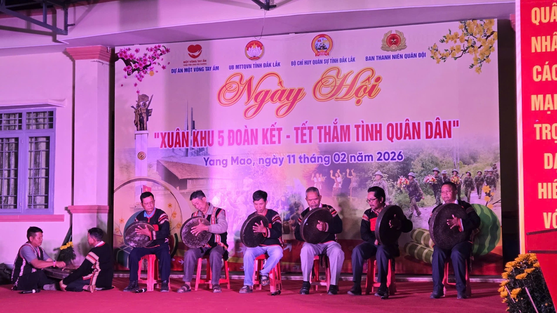 Des membres des minorités ethniques de la commune de Yang Mao interprètent des gongs pour accueillir les invités en ouverture de la fête. Photo : NDEL.