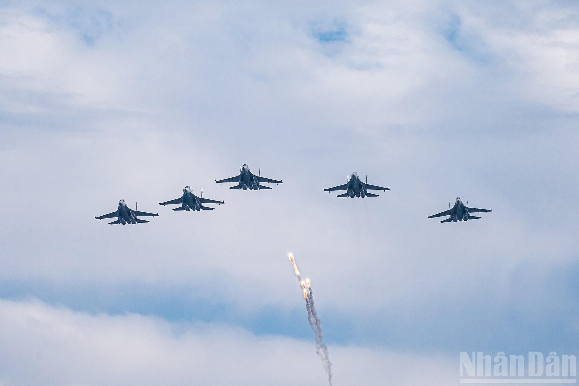 La formation de SU-30MK2 a illuminé le ciel bleu en larguant des fusées éclairantes. e.jpg