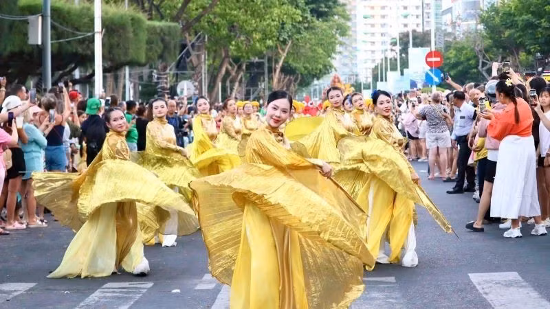 Couleurs éclatantes du Carnaval sur la plage de Nha Trang. Photo : NDEL.