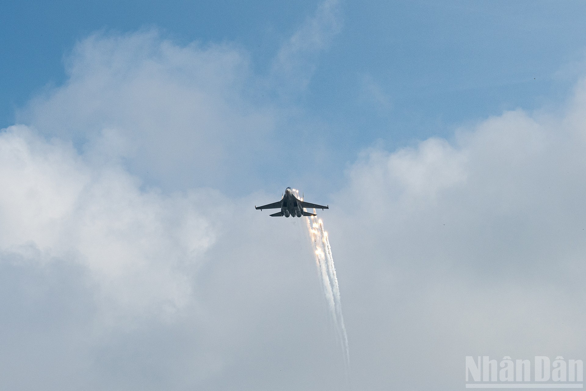 Un SU-30MK2 a largué des leurres thermiques en survolant la place Ba Dinh. h.jpg