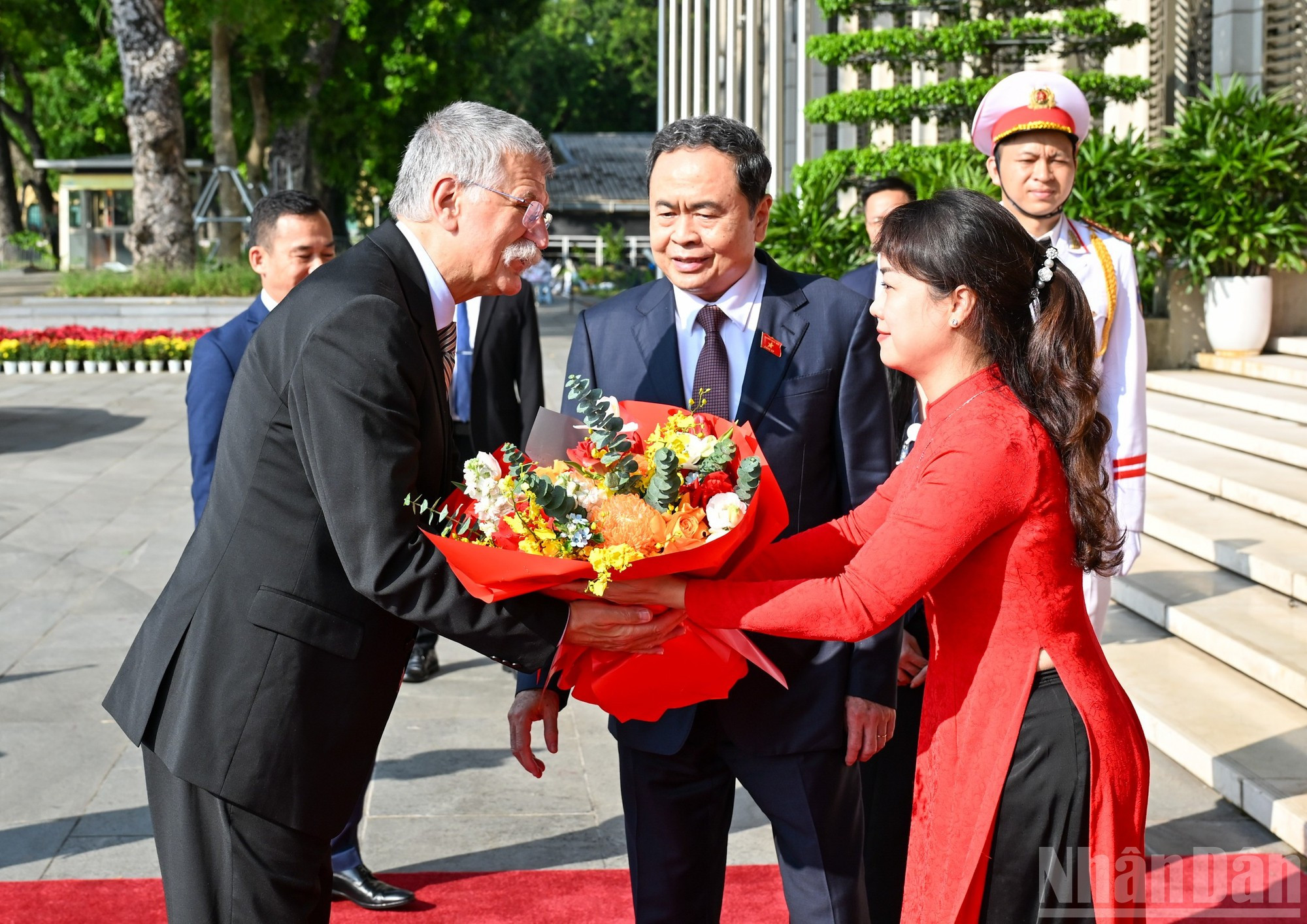 Une cadre du bureau de l'AN a offert des fleurs au président de l'AN hongroise, Kover Laszlo. 3.jpg