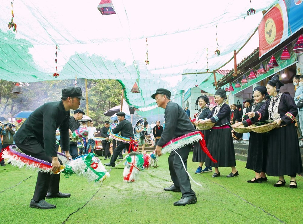 À l'origine, la danse des chevaux de papier était un rituel lors des funérailles chez les Nung Din. Aujourd'hui, elle est exécutée lors de grands festivals culturels et même lors d'occasions joyeuses au village. Photo : baovanhoa.vn
