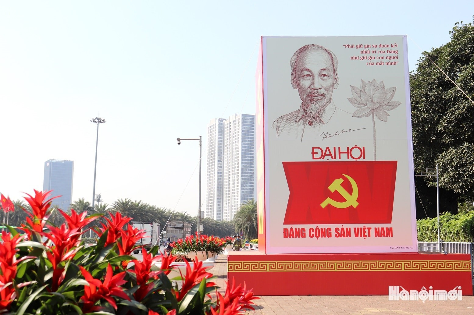 Le secteur de l’axe Thang Long - Pham Hung (entrée principale du Centre national des conférence) se pare de drapeaux et de fleurs à l’approche du XIVᵉ Congrès du Parti communiste du Vietnam. Photo : Tuan Diep.