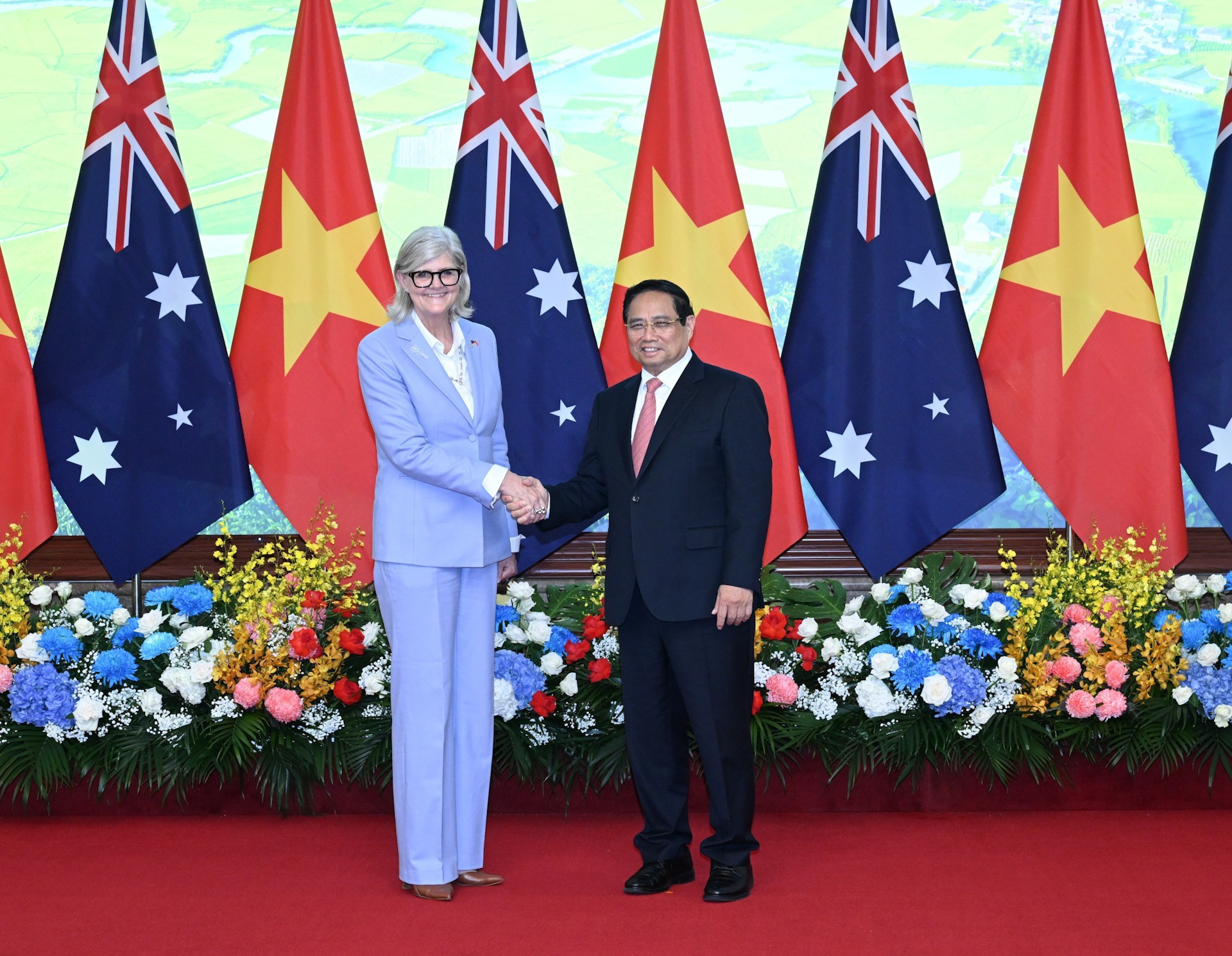 Le Premier ministre Pham Minh Chinh et la gouverneure générale d'Australie, Sam Mostyn. Photo : NDEL.