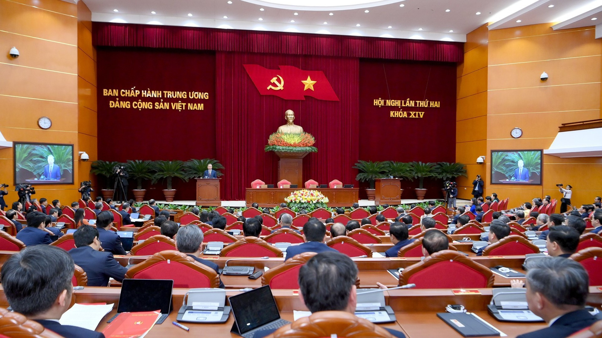 Séance de clôture du 2e Plénum du Comité central du Parti. Photo : NDEL.