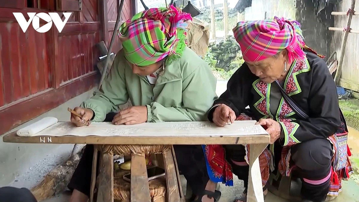 La pratique de la peinture à la cire d'abeille sur lin, notamment au village de Lao Ty Phung, et dans la province de Lai Chau en général, est perpétuée et transmise de génération en génération par les femmes H'Mong. d.jpg
