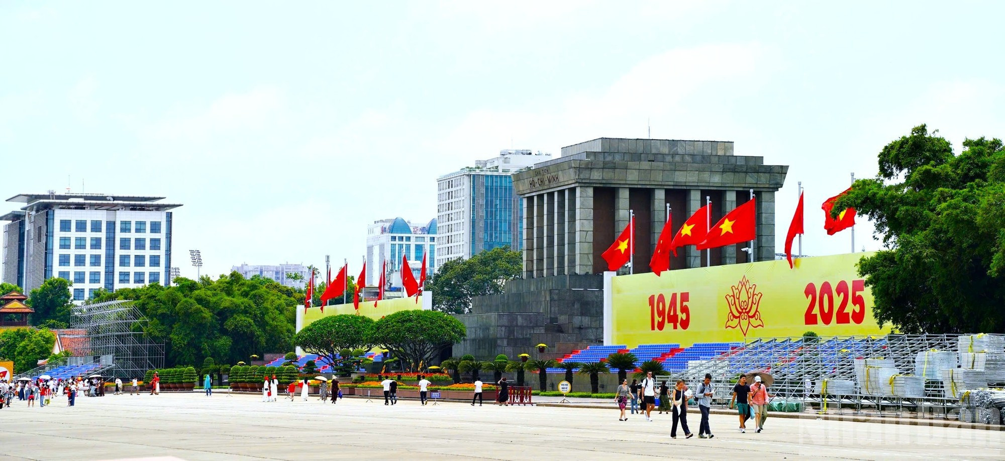 80e Fête nationale : des dizaines de milliers de personnes se rendent au Mausolée du Président Hô Chi Minh