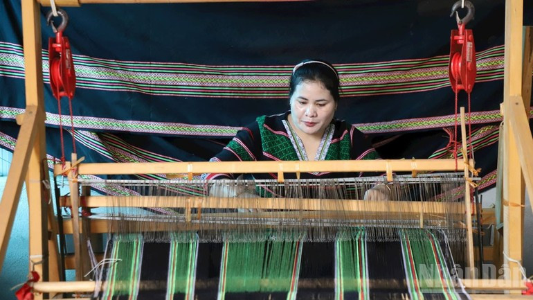 L’artisane H’Binh, au village N’Jieng, quartier de Dong Gia Nghia, s’emploie avec assiduité à préserver et à transmettre le tissage traditionnel de brocart du peuple Ma. Photo : NDEL.