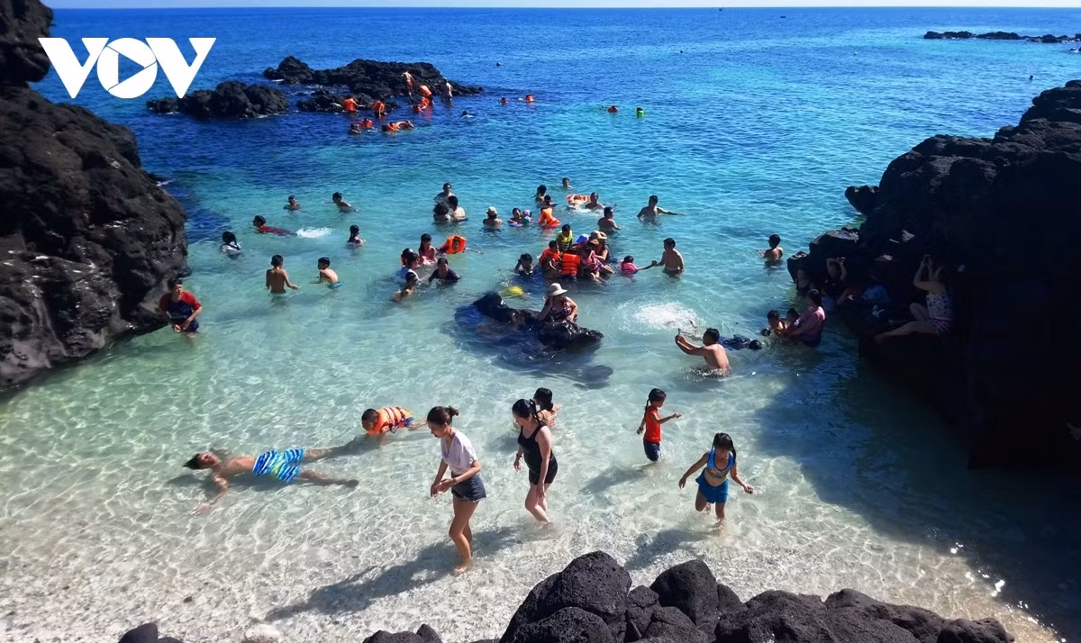 Des touristes se baignent dans la mer à Ly Son. Photo : VOV.