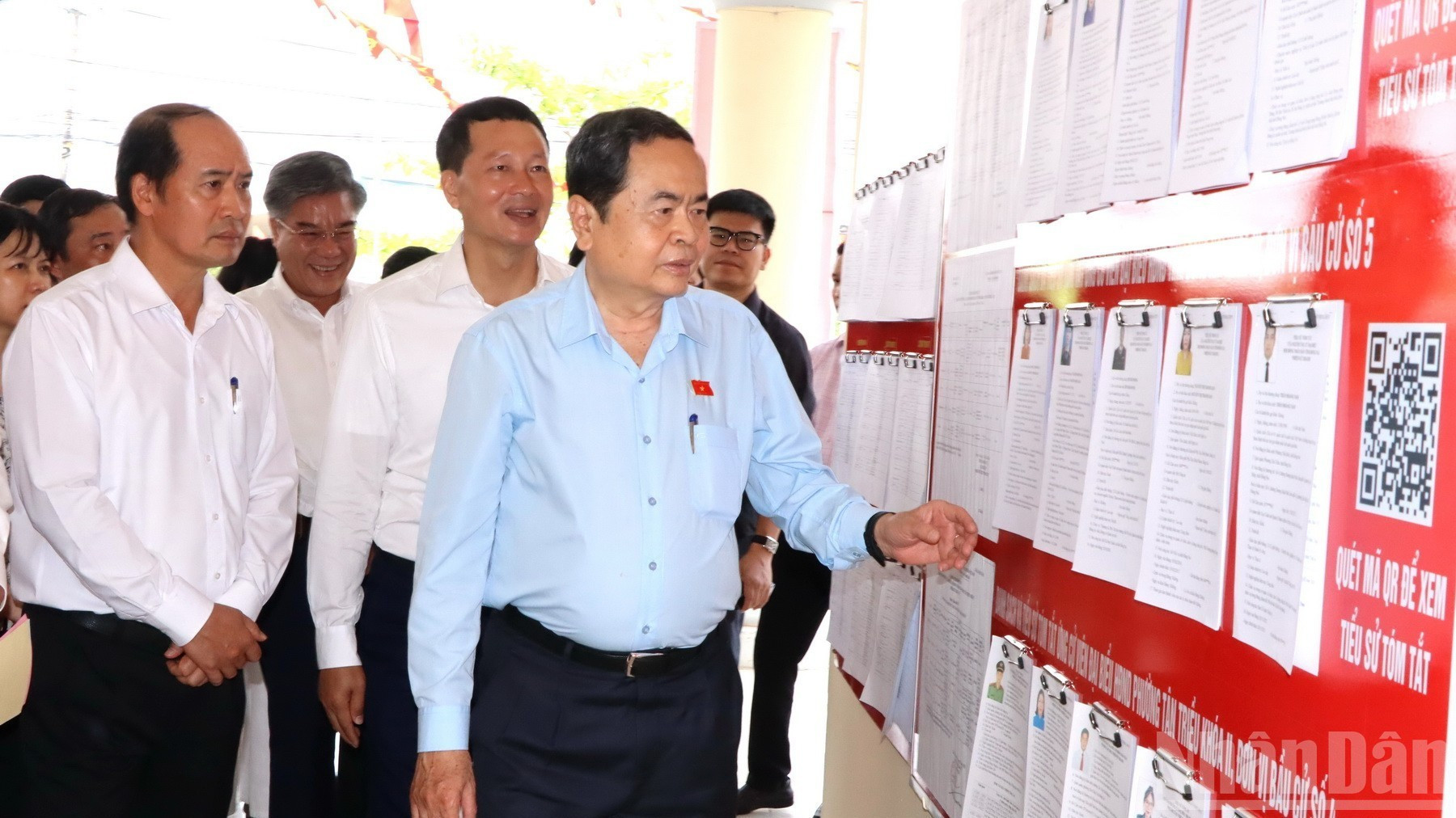 Le président de l'Assemblée nationale, Tran Thanh Man, inspecte les préparatifs électoraux dans le quartier de Tan Trieu. Photo : NDEL.