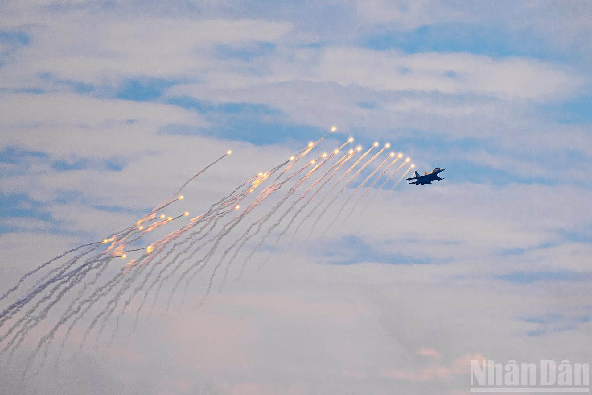 Un SU-30MK2 largue ses leurres thermiques dans le ciel de la capitale. Photo : NDEL.
