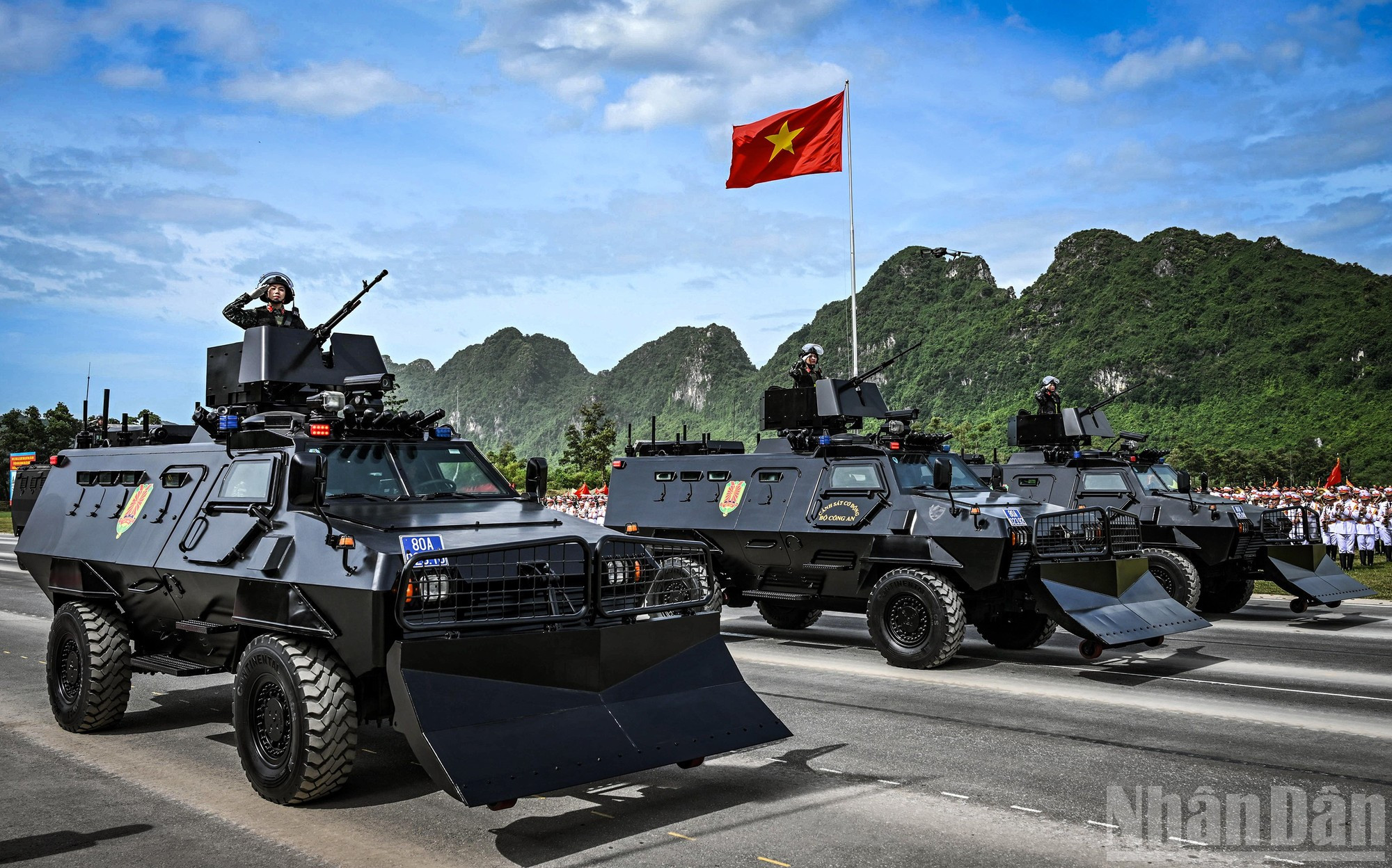 Les véhicules blindés spéciaux de la police populaire vietnamienne font forte impression en défilant devant la tribune. Ces véhicules, conçus pour les forces d’intervention spéciales, sont hautement mobiles, capables de franchir des obstacles et d’opérer dans des zones inondées. 17.jpg