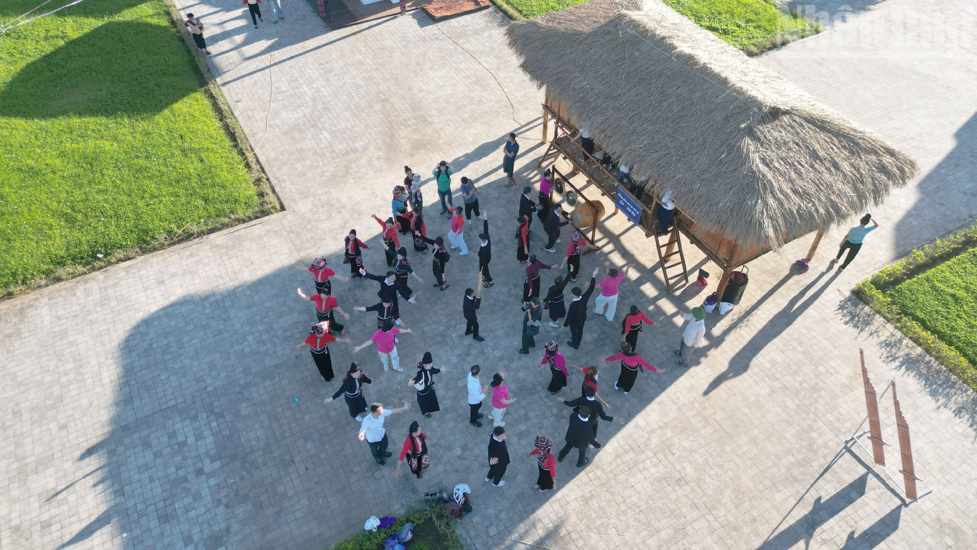 Au milieu de la place Tay-Bac se trouve une zone présentant l'espace culturel ethnique Lao-Kho Mu. Photo : NDEL.