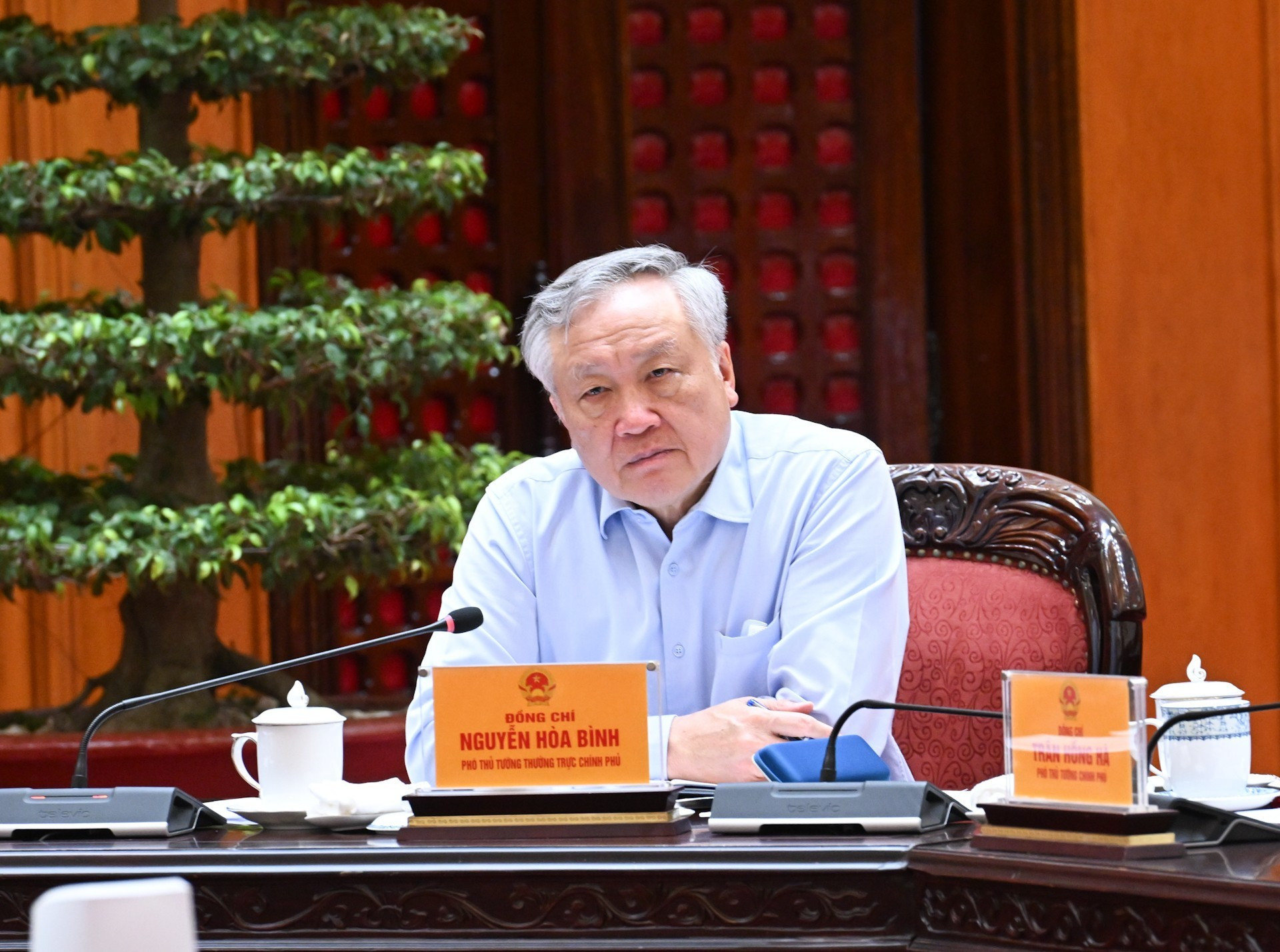 Le vice-Premier ministre permanent Nguyen Hoa Binh prend la parole lors de la réunion. binh.jpg
