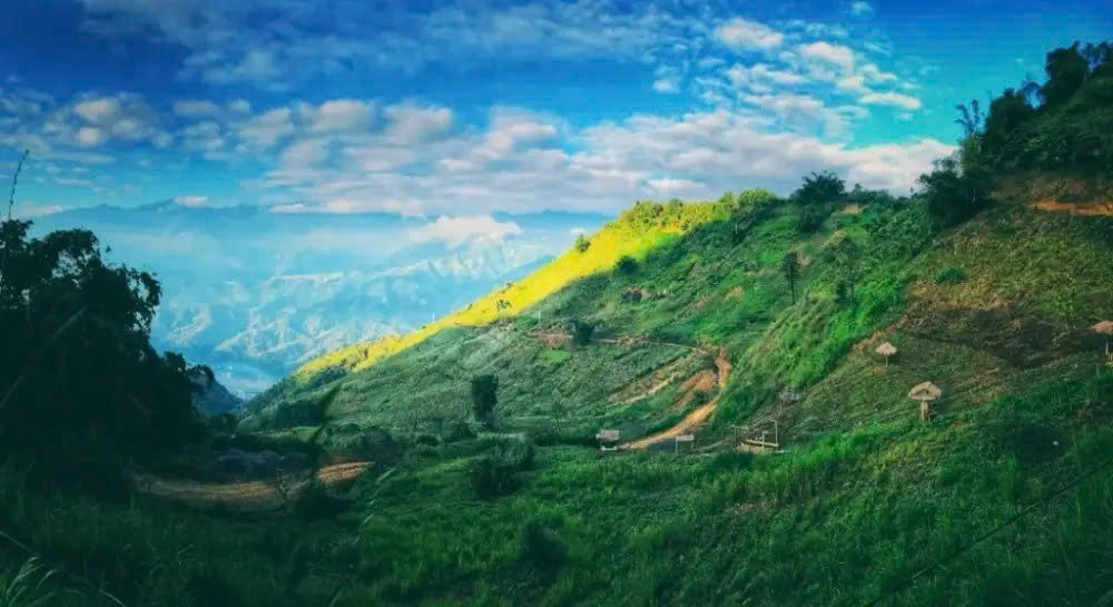 À l’arrivée, la sensation est unique, celle de se tenir au cœur d’une « oasis suspendue dans les nuages », entourés de ciel, de terre et de brume blanche. Cu Vai ne compte qu’une trentaine de maisons sur pilotis appartenant à la communauté H’Mông, regroupées sur une bande de terrain plat au sommet de la montagne. La vie y est simple, paisible et presque totalement isolée du monde extérieur. 3.jpg