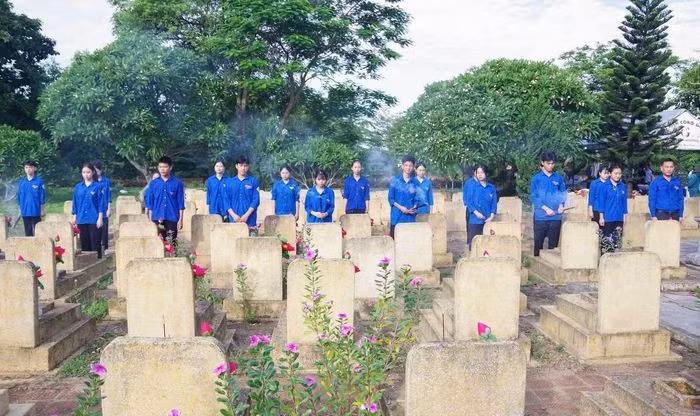 À l'occasion de la Journée des invalides de guerre et des martyrs (27 juillet), au milieu des rangées de tombes du cimetière des martyrs de Thach Thanh (province de Thanh Hoa), les autorités procèdent au prélèvement et à la remise d'échantillons provenant des dépouilles de martyrs, dont l'identité demeureiincomplète. Photo : tienphong.vn