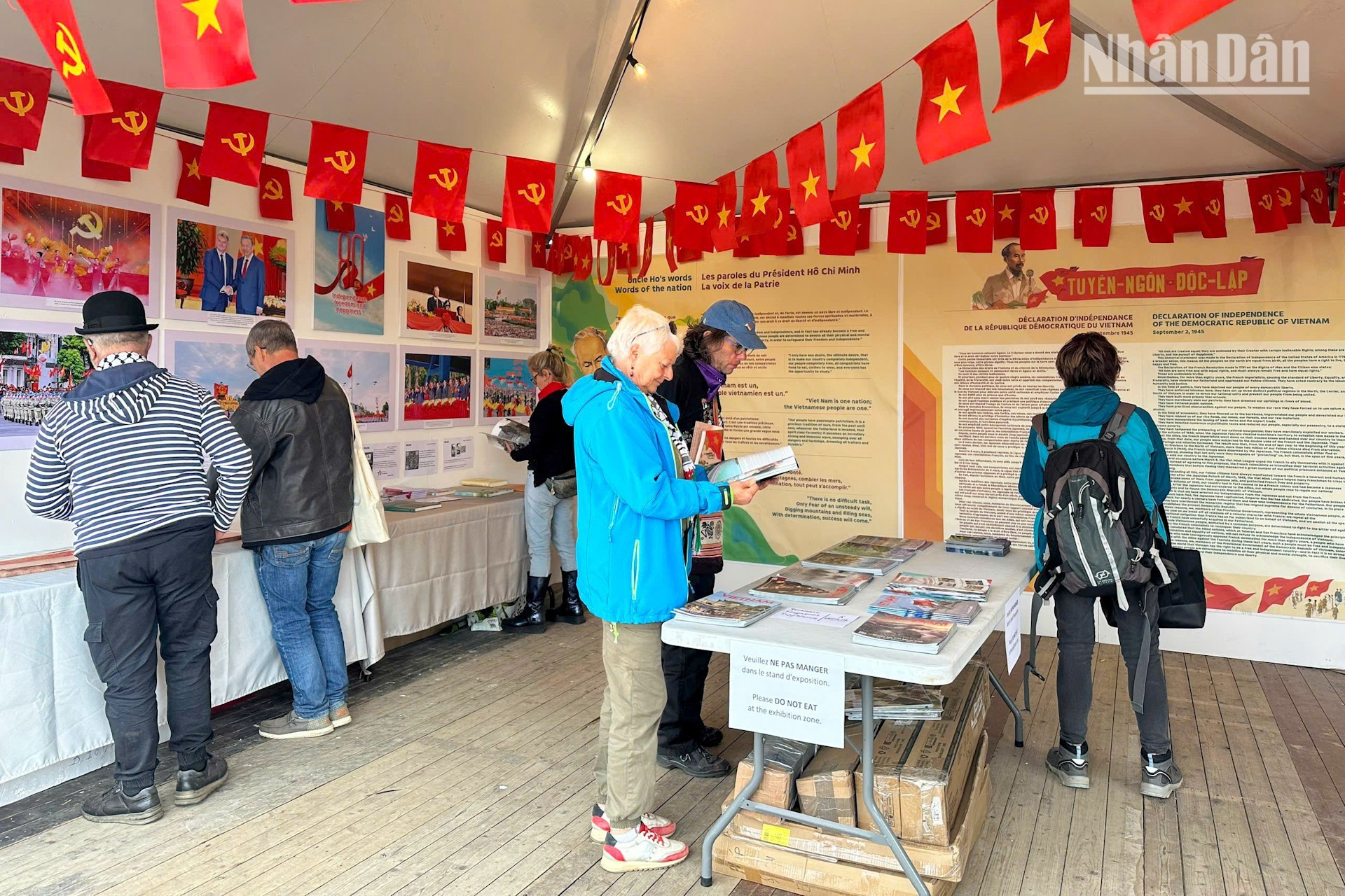 Documents, ouvrages, photographies, panneaux et publications spéciales du journal Nhân Dân permettent aux amis internationaux de mieux saisir l’épopée historique glorieuse du peuple vietnamien, ses grandes réussites dans l’édification et la défense de la Patrie, ainsi que son aspiration à bâtir un Vietnam puissant, prospère et heureux. 4.jpg