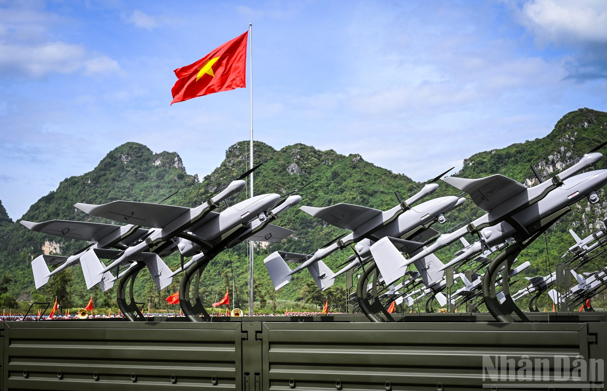 Des systèmes de drones d’attaque sont aussi déployés. Ces appareils sans pilote sont capables de mener des missions de reconnaissance de jour comme de nuit, d’identifier des cibles de combat et de frapper efficacement des véhicules blindés légers et autres engins motorisés. 12.jpg