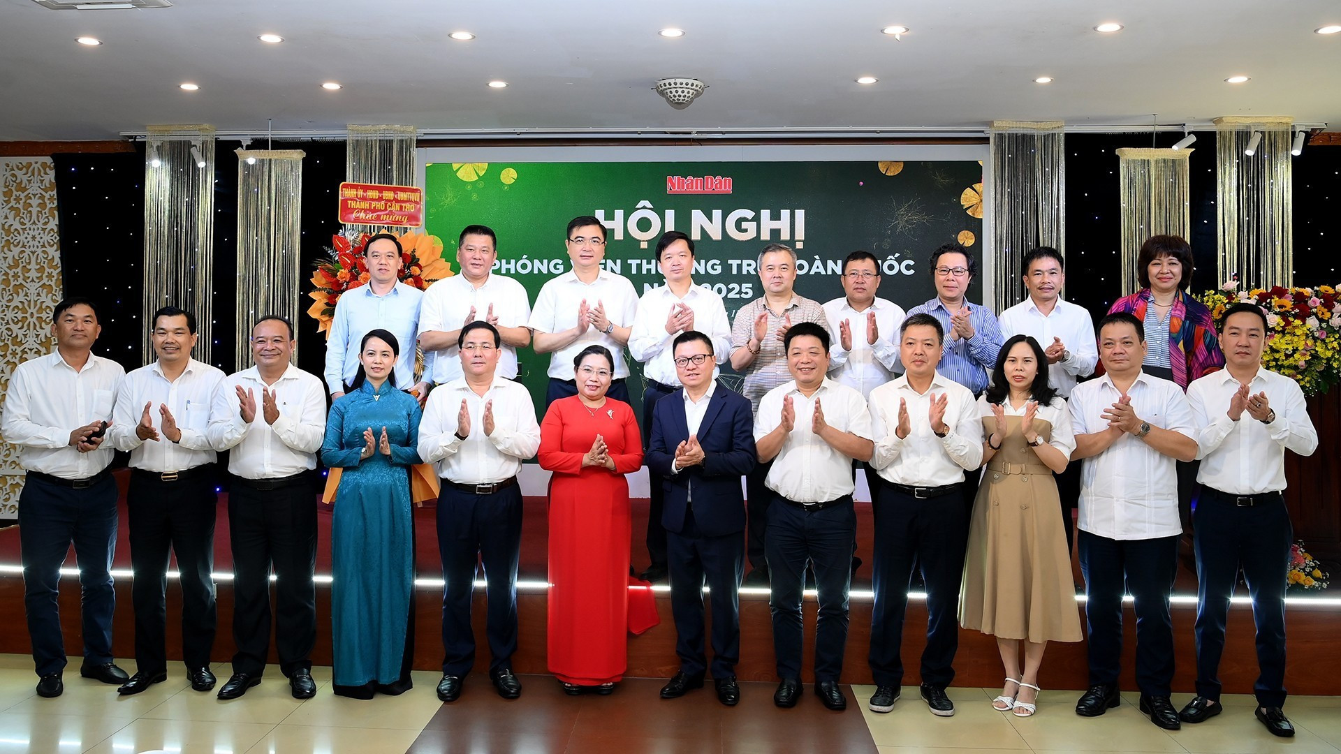 Les dirigeants du journal Nhan Dan et de la ville de Can Tho, ainsi que les délégués participant à la conférence. Photo : NDEL.