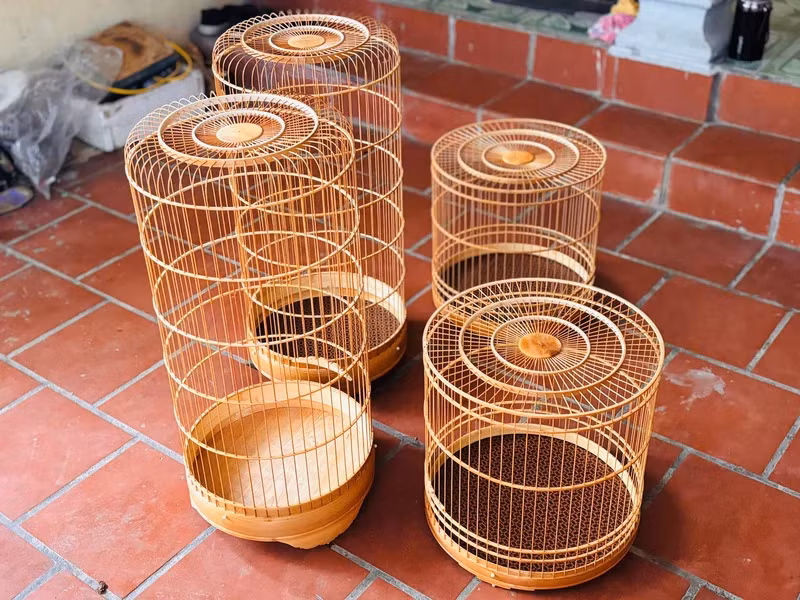 Des cages à oiseaux artisanales du village de Canh Hoach (village de Vac). Photo : congthuong.vn