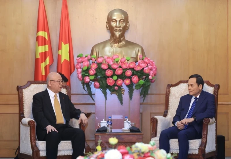 Tran Luu Quang (à droite), secrétaire du Comité central du Parti communiste du Vietnam (PCV) et président de sa Commission des politiques et stratégies, reçoit Takebe Tsutomu, conseiller spécial de l'Alliance d'amitié parlementaire Japon-Vietnam. Photo : VNA.