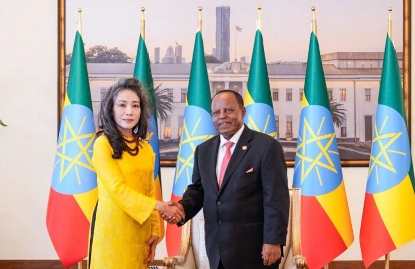 L'ambassadrice du Vietnam en Tanzanie et en Éthiopie, Vu Thanh Huyen, et le président d'Éthiopie, Taye Atske Selassie. Photo : NDEL.