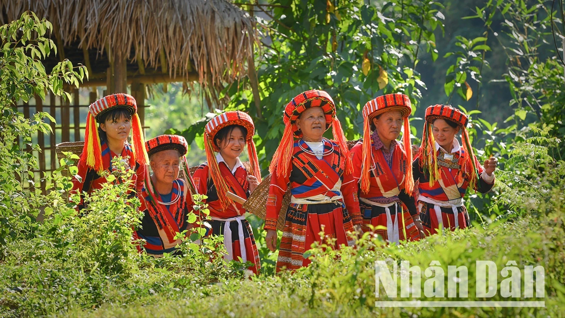 Le costume traditionnel des femmes Pa Then à Lam Binh, province de Tuyen Quang. Photo : Nhân Dân. 