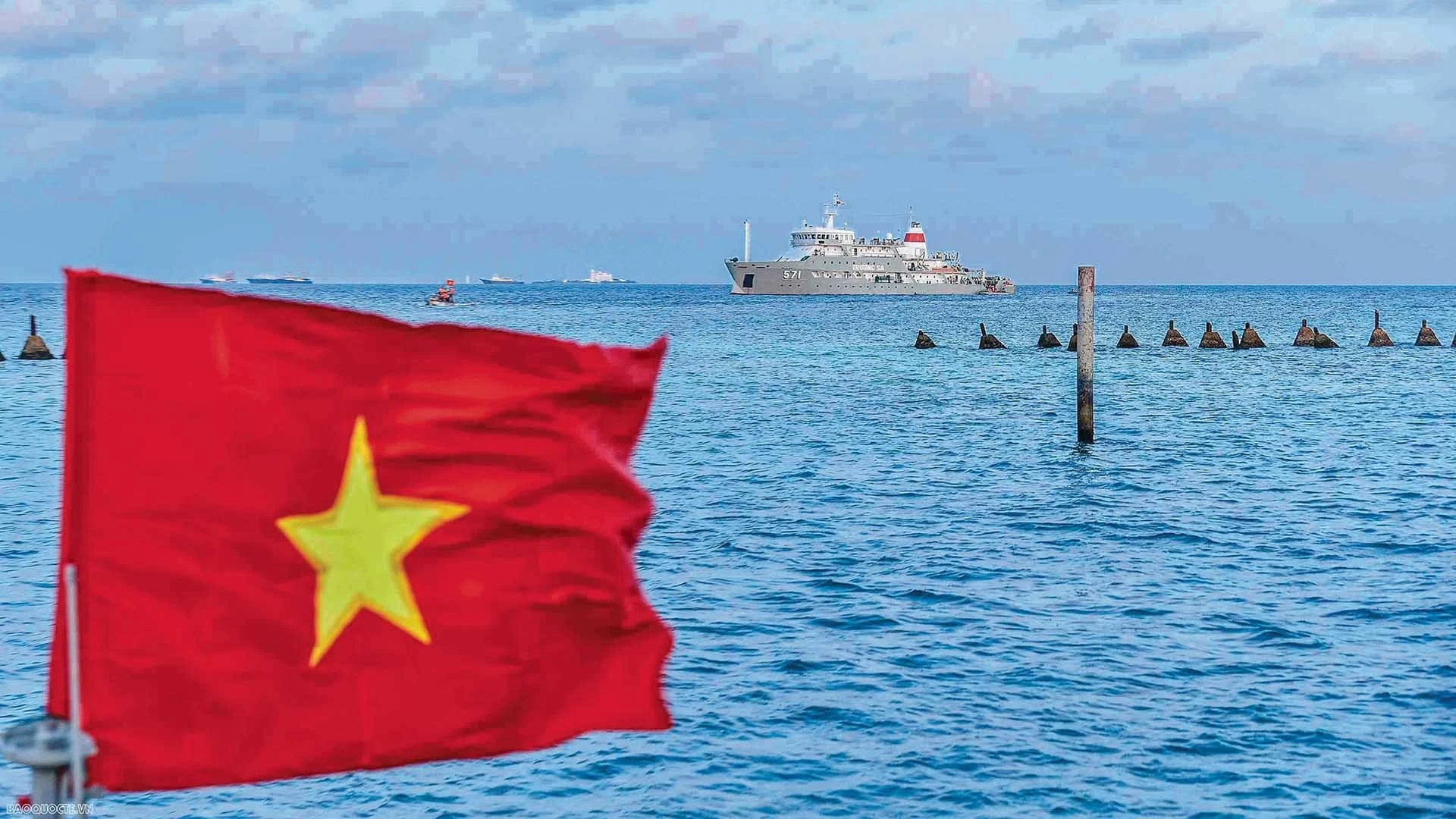 Le drapeau national flottant dans la zone de l’île Sinh Ton Dong, archipel de Truong Sa, avril 2023. Photo : Baoquocte.