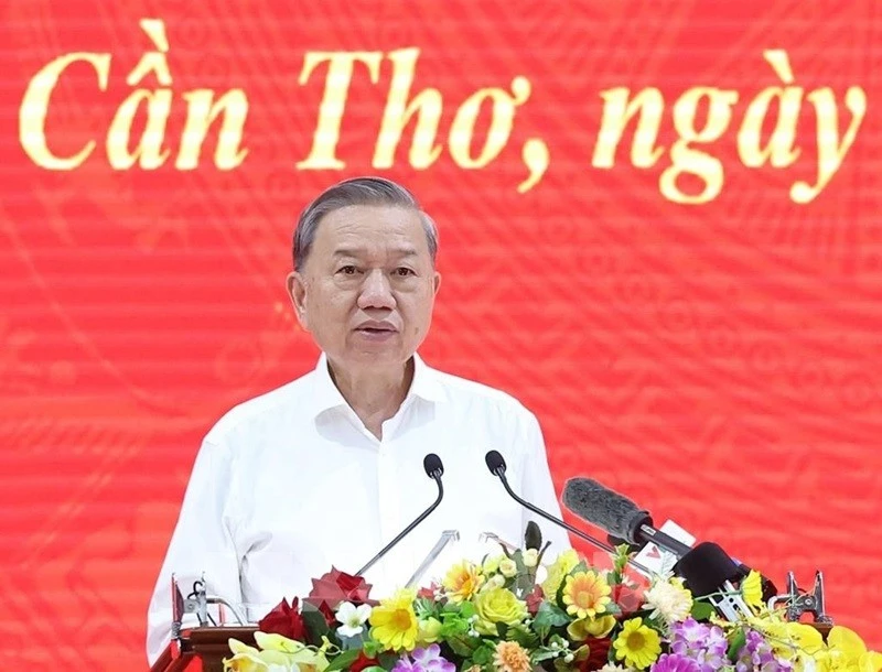 Le secrétaire général du Parti To Lam lors de la séance de travail avec les dirigeants de la ville de Can Tho et des provinces de Soc Trang et Hau Giang. Photo : VNA.