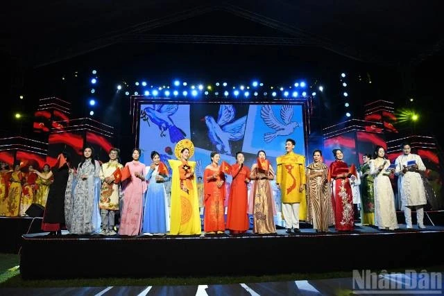 La soirée de mode « Patrimoine de Hanoï » a illuminé l’espace culturel de la capitale à travers un langage artistique mêlant tradition et modernité. Photo: nhandan.vn