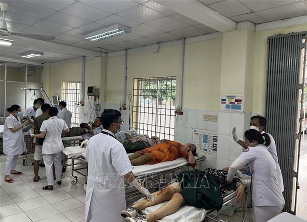 La police de la circulation, le personnel médical et les forces de secours ont immédiatement emmené les blessés à l'hôpital général de la province de Khanh Hoa pour des soins d'urgence juste après l'incident. Photo : VNA.