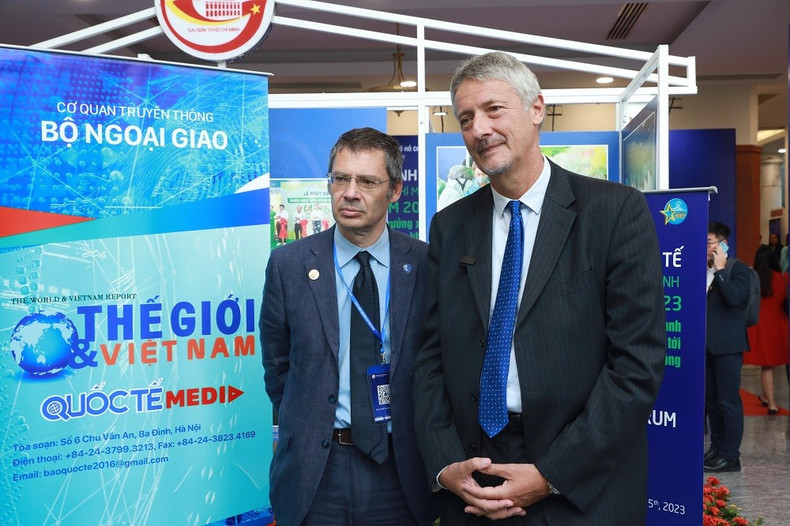 Le consul général italien au Vietnam, Enrico Padura (à droite), et le représentant de l’Agence nationale pour les nouvelles technologies, les énergies et le développement économique durable de l’Italie, Mario Jorizzo. Photo : baoquocte.vn