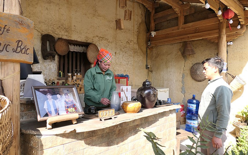 Dans le village de Lô Lô Chai, commune de Lung Cu, district de Dông Van, province de Ha Giang, Lu Thi Vân a appris la préparation et le service de boissons et a ouvert un café qui apporte une source de revenu stable pour sa famille. Dans le village de Lô Lô Chai, commune de Lung Cu, district de Dông Van, province de Ha Giang, Lu Thi Vân a appris la préparation et le service de boissons et a ouvert un café qui apporte une source de revenu stable pour sa famille.