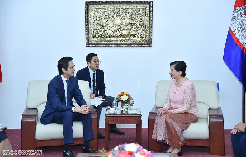 Le vice-ministre des Affaires étrangères présente ses vœux à l’ambassade cambodgienne à Hanoi. Photo : baoquocte.vn Le vice-ministre des Affaires étrangères présente ses vœux à l’ambassade cambodgienne à Hanoi. Photo : baoquocte.vn