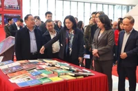 La vice-présidente du Vietnam Vo Thi Anh Xuan inspecte les préparatifs du XIᵉ Congrès national d’émulation patriotique, le 25 décembre au Centre national des conférences (à Hanoï). Photo : VNA. 