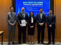 Un représentant de Qualcomm Corporation a remis une lettre d'intention à M. Richard D. McClellan, directeur général de VIFC-HCMC. Photo: NDEL
