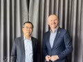 L’ambassadeur du Vietnam en Australie, Pham Hung Tâm (gauche) et le ministre en chef du Territoire de la capitale australienne, Andrew Barr. Photo : VNA.