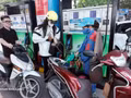 Vente de carburants dans une station-service de PVOIL le 1er juin. Photo : VNA