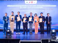 Lors de la cérémonie de remise des prix VATIC 2026, Lee Jia-Hong (quatrième à droite), fondateur et PDG de Femas HR, pose pour une photo souvenir avec des représentants de diverses entreprises. Photo : ĐVCC