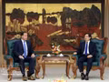 Le vice-Premier ministre Ho Quoc Dung (à droite) et Jeff Place, directeur de la chaîne d’approvisionnement chez le groupe américain Coherent. Photo : VNA.