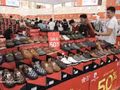 L'industrie du cuir et de la chaussure attire des acheteurs au Salon d'automne 2025. Photo : VNA